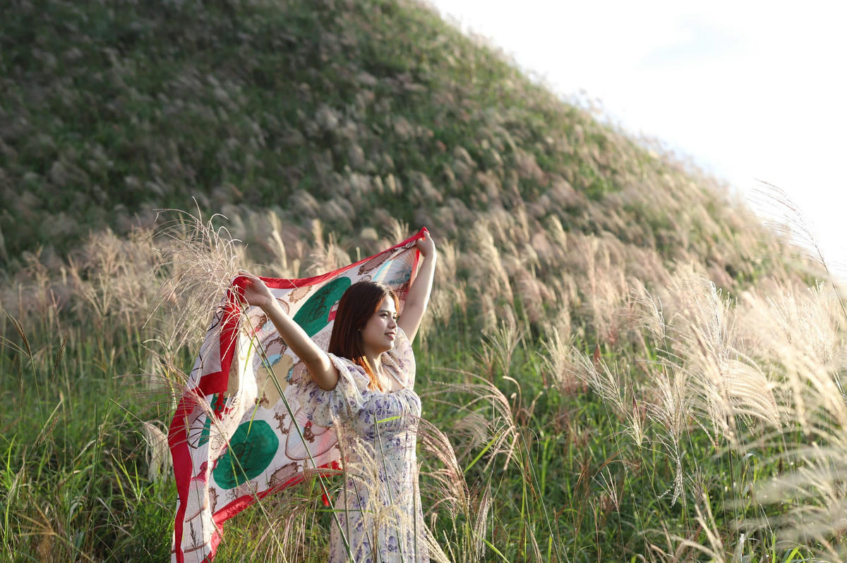 Du khách check-in với thiên đường cỏ bông lau. Ảnh: Đức Bằng.