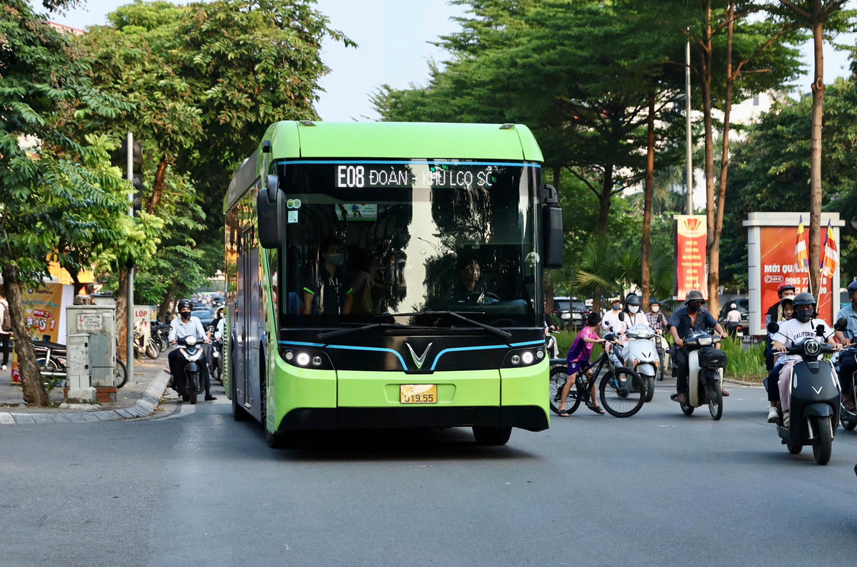 Bộ Xây dựng phối hợp với Ủy ban nhân dân thành phố Hà Nội và Ủy ban nhân dân Thành phố Hồ Chí Minh xây dựng, trình Chính phủ lộ trình phát triển hệ thống giao thông công cộng đồng bộ, hiện đại. Ảnh Quang Vinh.