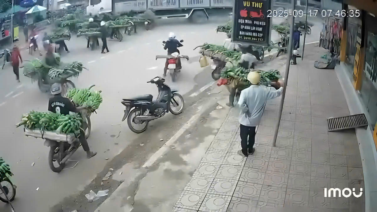Thông tin ban đầu, vào thời gian, địa điểm trên, xe tải mang biển kiểm soát 37C - 587.63 (chưa rõ danh tính tài xế) lưu thông hướng Đông Hà - Lao Bảo bất ngờ mất lái, đâm vào khu vực có nhiều người, xe máy đang dừng bán chuối bên đường. Ảnh: Cắt từ video camera ghi lại.
