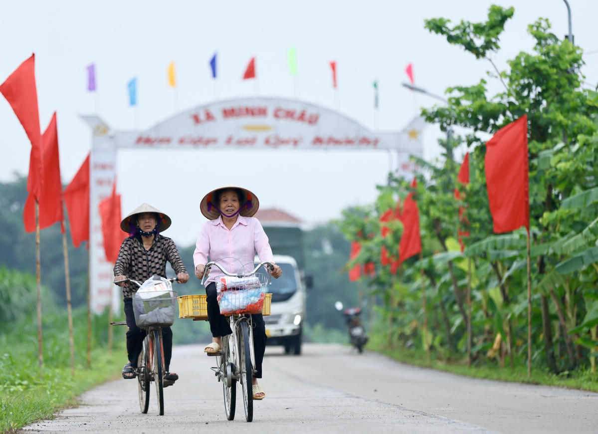 Diện mạo nông thôn xã Minh Châu (Hà Nội) ngày càng khởi sắc, đời sống vật chất và tinh thần của nhân dân được nâng lên. Ảnh: Quang Vinh.