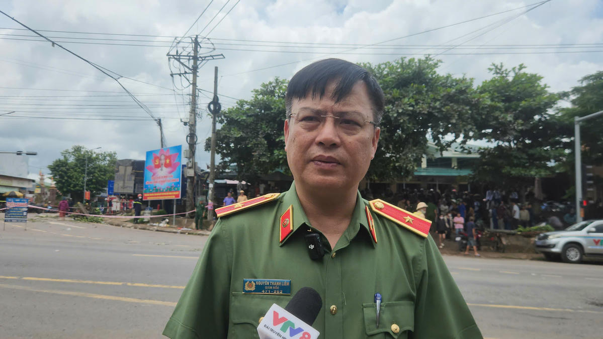 Thiếu tướng Nguyễn Thanh Liêm, Giám đốc Công an tỉnh Quảng Trị đã trực tiếp có mặt tại hiện trường chỉ đạo công tác khắc phục hậu quả vụ tai nạn giao thông ở chợ Tân Long. Ảnh: ND.