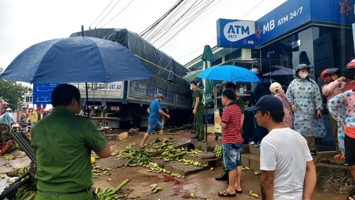 Lực lượng chức năng nhanh chóng có mặt phong tỏa hiện trường, điều tiết giao thông và làm rõ nguyên nhân của vụ tai nạn. Ảnh: ĐN.