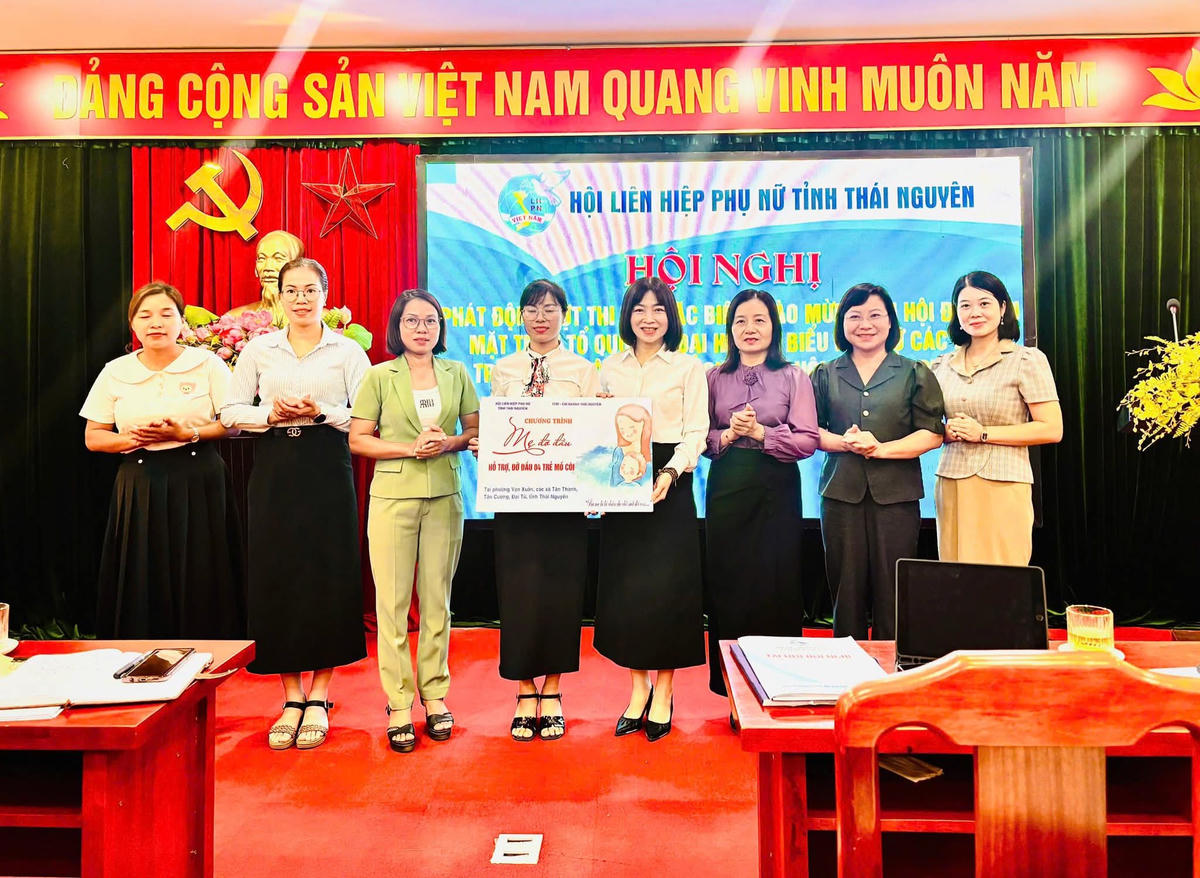 Trao biển hỗ trợ đỡ đầu cho 4 trẻ mồ côi ở phường Vạn Xuân. Ảnh: TN.