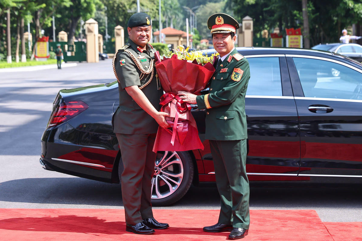 Đại tướng Nguyễn Tân Cương tặng hoa chào mừng Thiếu tướng Dato Paduka Seri Haji Muhammad Haszaimi Bin Bol Hassan. Ảnh: Quang Vinh.