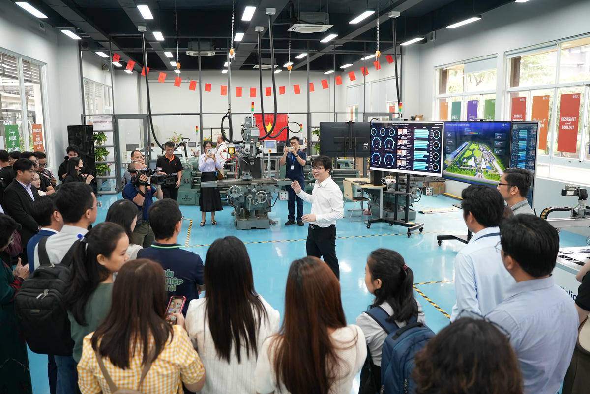 Nhiều trường kết hợp đào tạo lý thuyết và ứng dụng công nghệ trong sản xuất của doanh nghiệp. Ảnh: T.Q