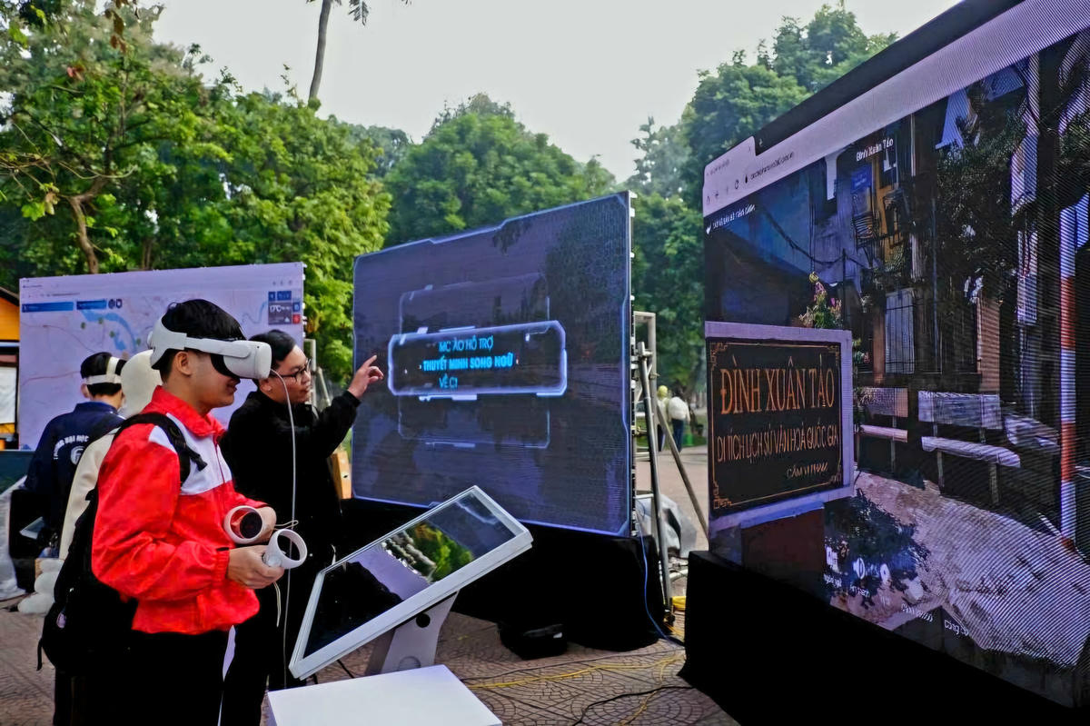 Giới trẻ trải nghiệm ứng dụng bản đồ số “địa chỉ đỏ”. Ảnh: Khánh Huy.