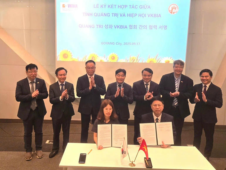 Đại diện Hiệp hội Doanh nhân và Đầu tư Việt Nam-Hàn Quốc ký kết thỏa thuận hợp tác với đại diện tỉnh Quảng Trị. (Ảnh: VKBIA)