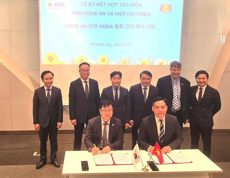 Đại diện Hiệp hội Doanh nhân và Đầu tư Việt Nam-Hàn Quốc ký kết thỏa thuận hợp tác với đại diện tỉnh Nghệ An. (Ảnh: VKBIA)