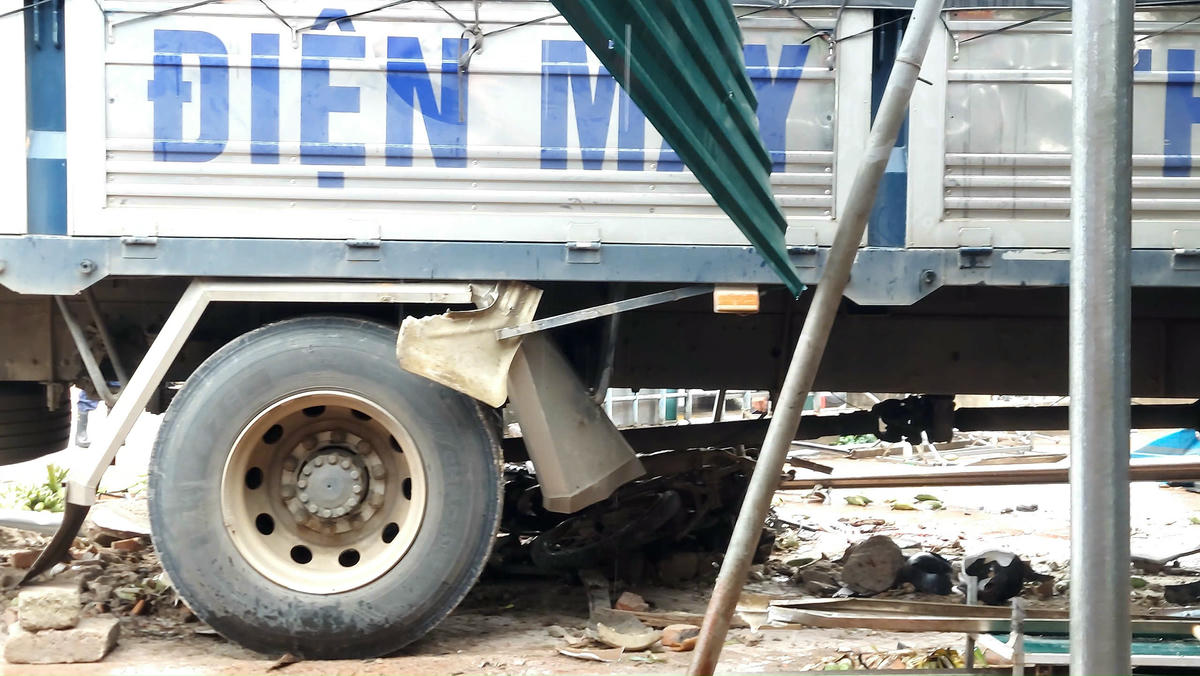 Vụ tai nạn khiến nhiều người dân cùng phương tiện bị cuốn vào gầm xe tải. Ảnh: ĐN.