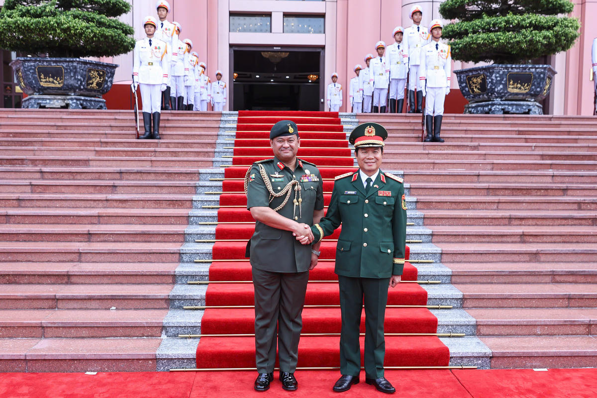 Đại tướng Nguyễn Tân Cương, Tổng Tham mưu trưởng Quân đội nhân dân Việt Nam và Thiếu tướng Dato Paduka Seri Haji Muhammad Haszaimi Bin Bol Hassan, Tư lệnh Quân đội Hoàng gia Brunei chụp ảnh chung. 