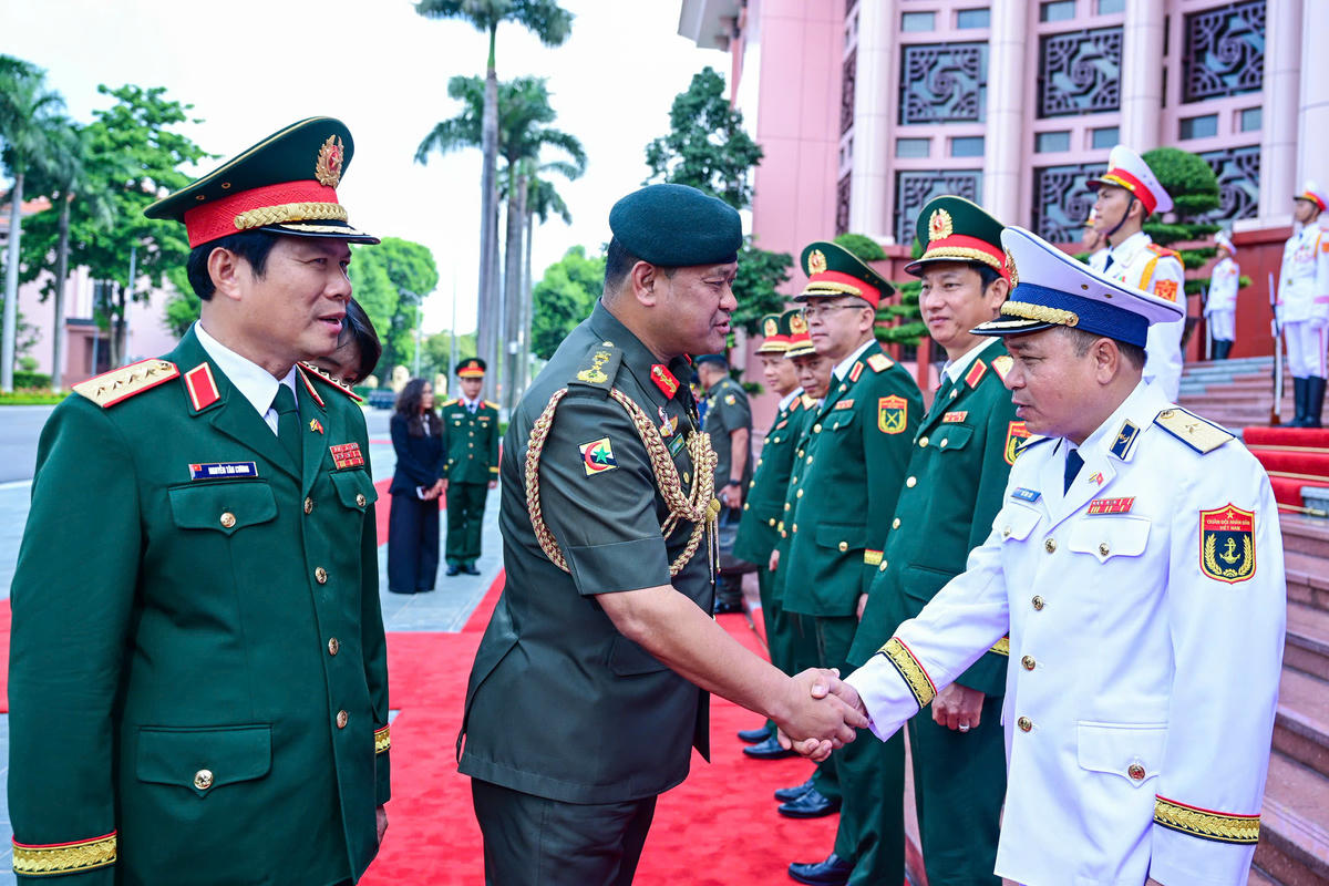 Thiếu tướng Dato Paduka Seri Haji Muhammad Haszaimi Bin Bol Hassan và các thành viên đoàn Việt Nam.