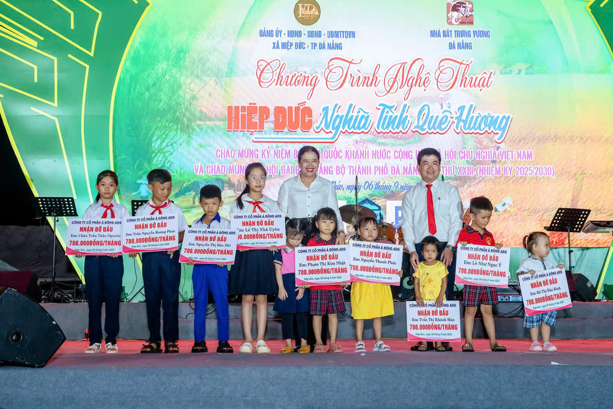 Các em học sinh mồ côi ở xã Hiệp Đức nhận sự hỗ trợ của mạnh thường quân. Ảnh: CV.