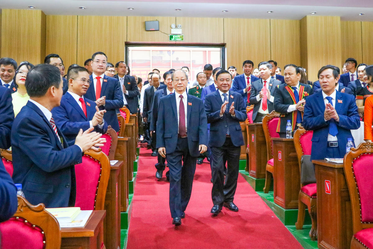 Ông Trần Cẩm Tú, Ủy viên Bộ Chính trị, Thường trực Ban Bí thư (bên phải); ông Phan Diễn, nguyên Ủy viên Bộ Chính trị, nguyên Thường trực Ban Bí thư (bên trái) dự đại hội. Ảnh: Nguyễn Tú.