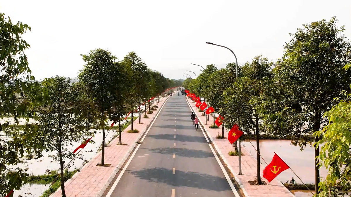 Tuyến đường chính của xã được chỉnh trang sạch đẹp