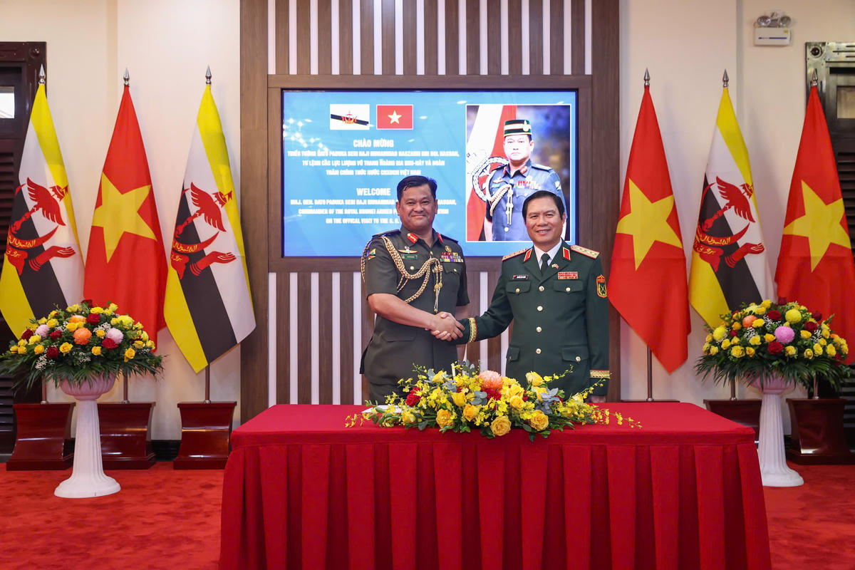 Tổng Tham mưu trưởng Quân đội nhân dân Việt Nam và Tư lệnh Quân đội Hoàng gia Brunei. Ảnh: Quang Vinh.
