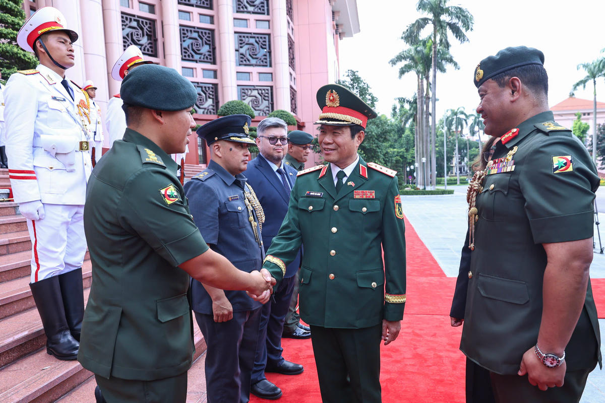 Đại tướng Nguyễn Tân Cương và các thành viên trong Đoàn Quân đội Hoàng gia Brunei.