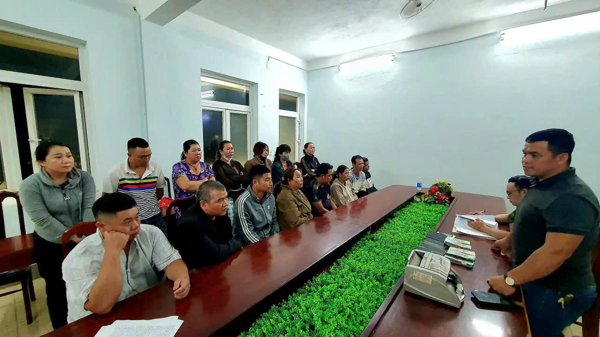 Lực lượng chức năng làm việc với các đối tượng. Ảnh: SĐ.