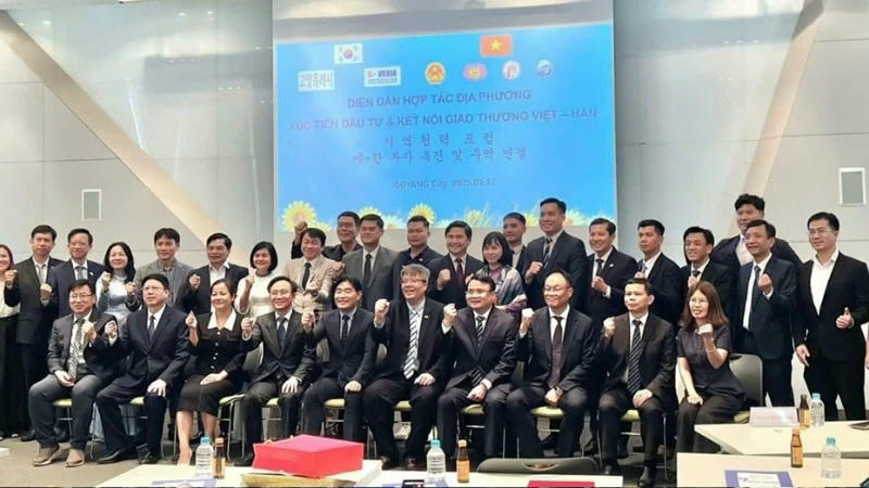 Các đại biểu tham dự Diễn đàn chụp ảnh kỷ niệm. (Ảnh: VKBIA).