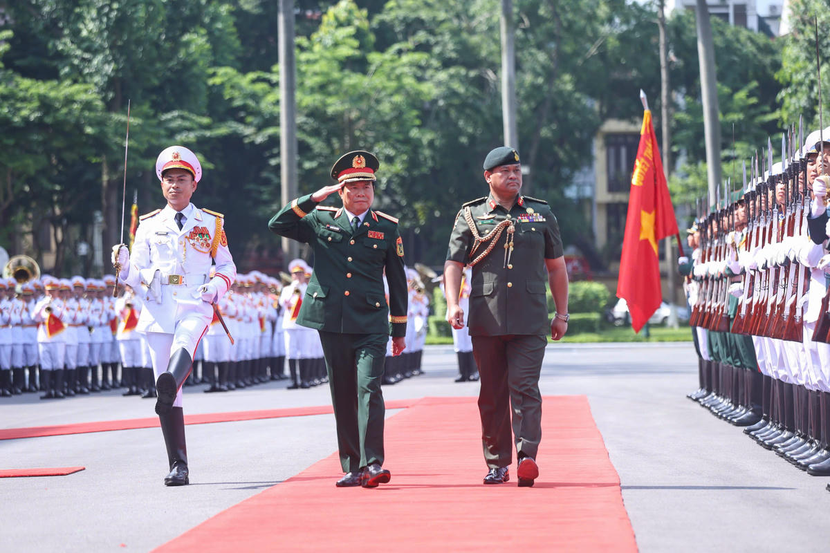 Tổng Tham mưu trưởng Quân đội nhân dân Việt Nam và Tư lệnh Quân đội Hoàng gia Brunei duyệt đội danh dự. Ảnh: Quang Vinh.