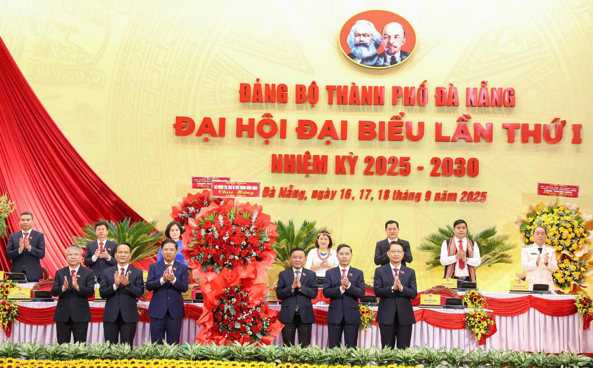 Thường trực Ban Bí thư Trần Cẩm Tú (thứ 3 từ phải sang) tặng hoa chúc mừng đại hội. Ảnh: Nguyễn Tú.