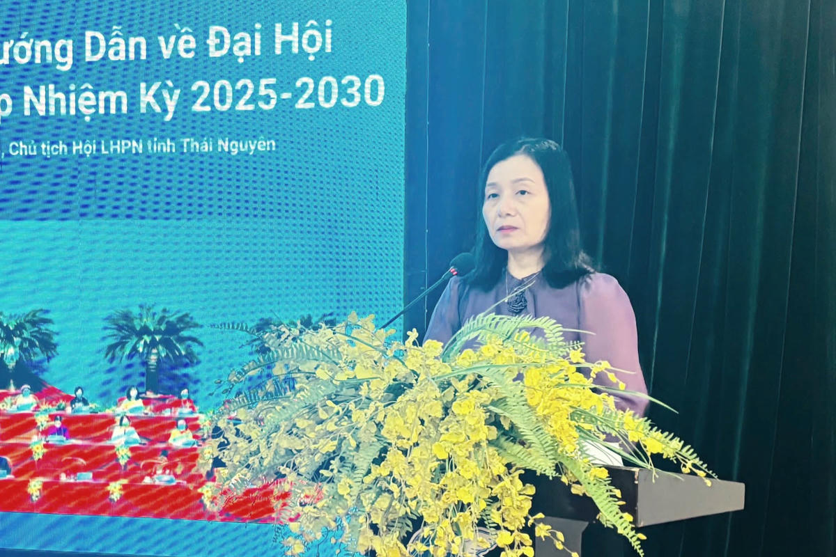 Bà Hà Thị Đào phát động thi đua. Ảnh TN.