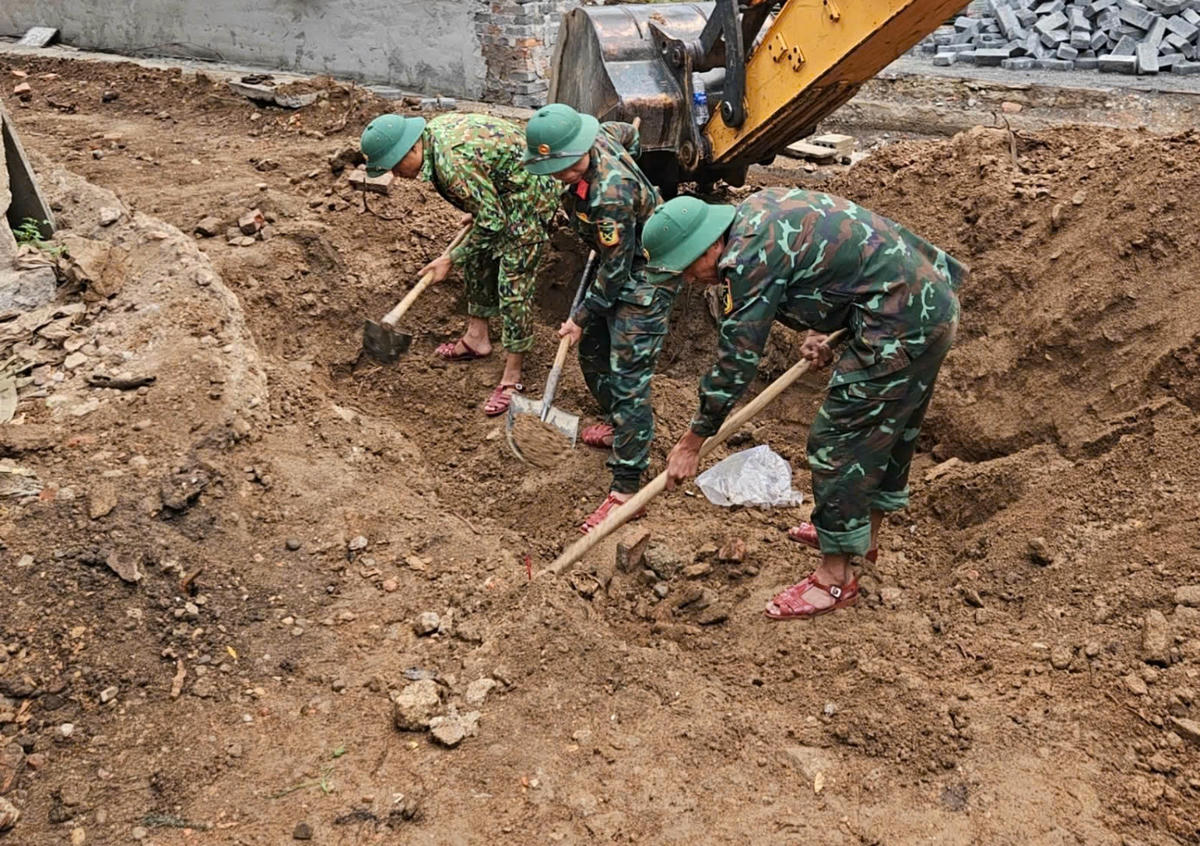 Cán bộ, chiến sĩ Đội 584 tiến hành tìm kiếm, quy tập hài cốt liệt sĩ. Ảnh: QSQT.