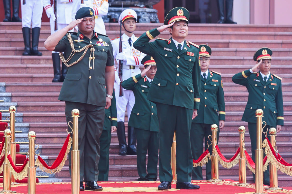 Tổng Tham mưu trưởng Quân đội nhân dân Việt Nam và Tư lệnh Quân đội Hoàng gia Brunei thực hiện nghi lễ chào cờ. Ảnh: Quang Vinh.