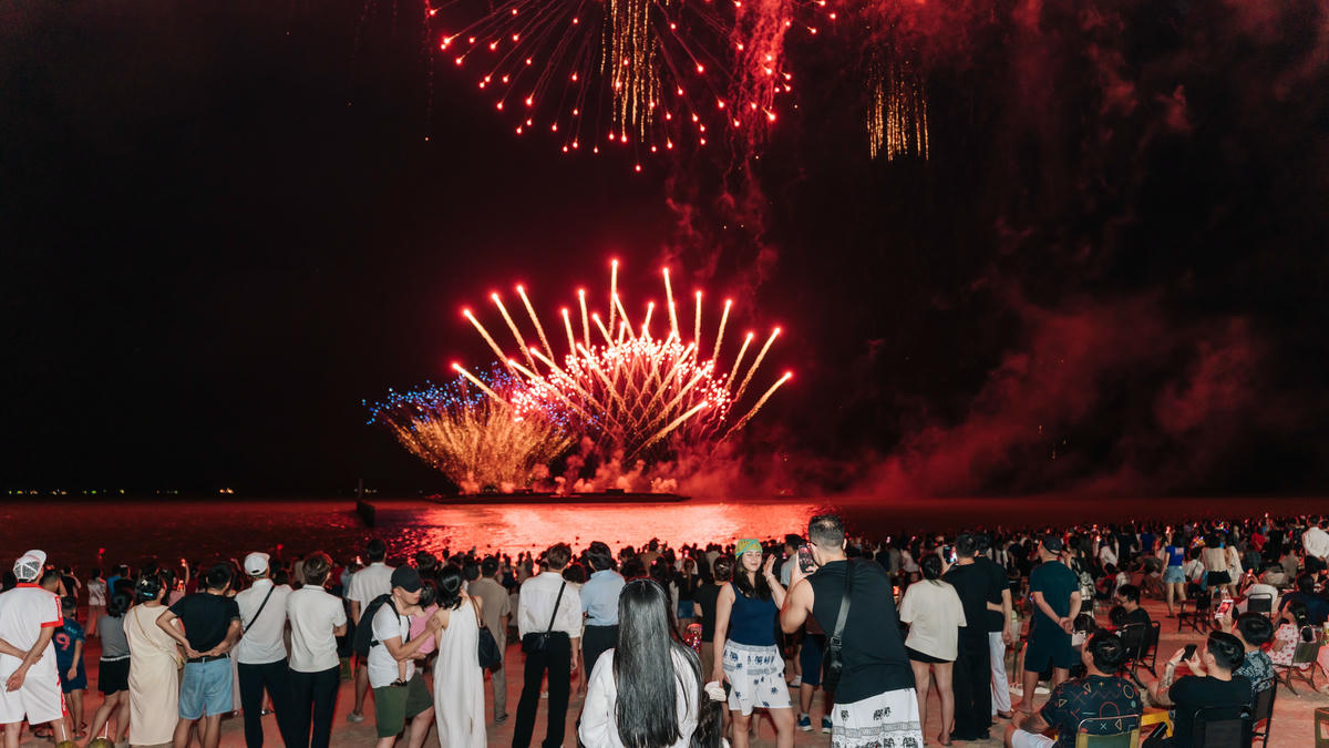 Rất đông du khách tập trung về khu vực ven biển Bãi Cháy để đón xem màn bắn pháo hoa nghệ thuật. Ảnh: Ngọc Anh.