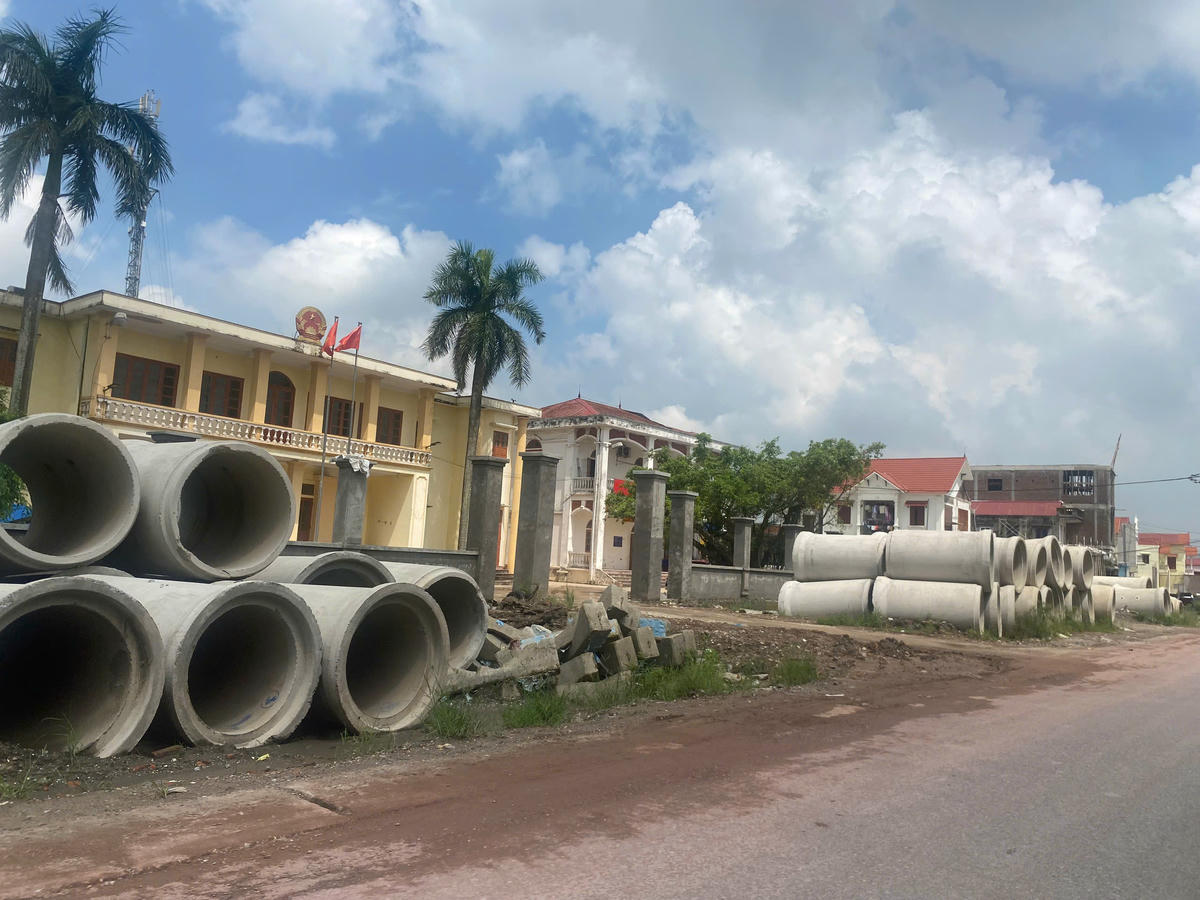 Do vướng mặt bằng nên số lượng lớn cống bi phải tập kết nhiều tháng nay nhưng chưa thi công được. Ảnh: TK.