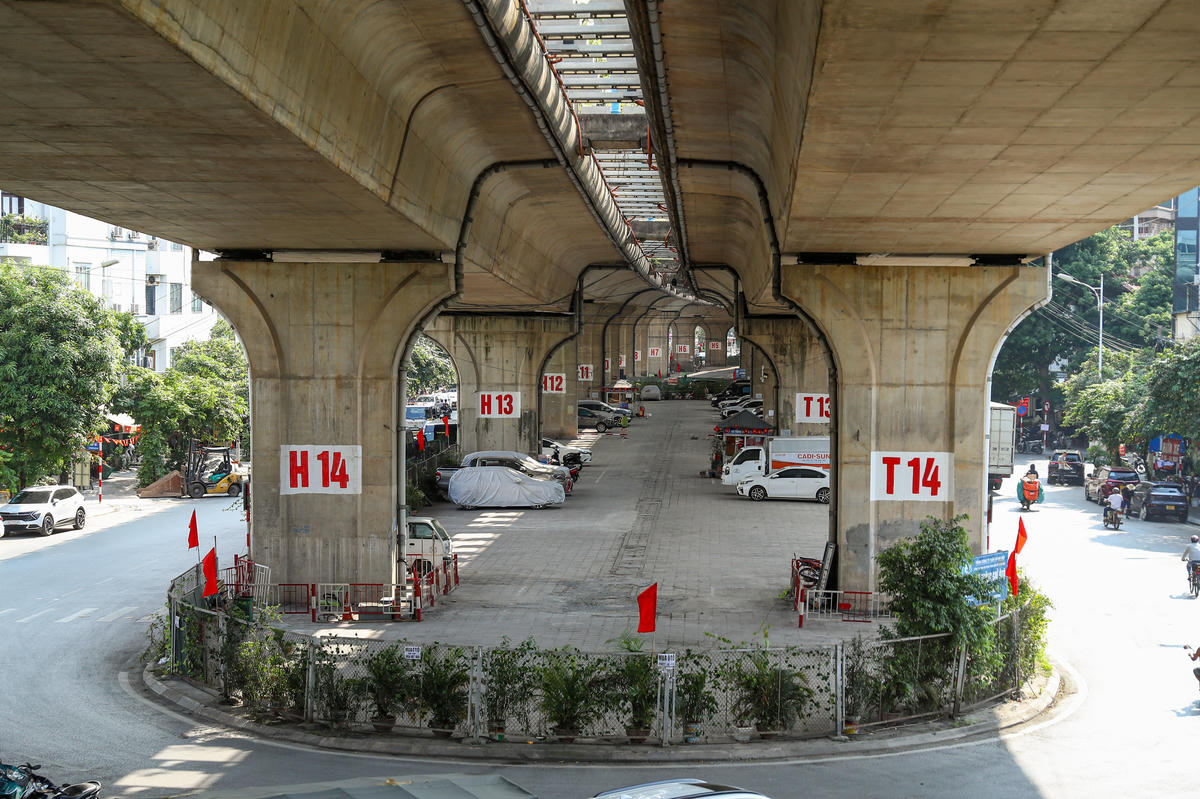 Bãi xe dưới gầm cầu Vĩnh Tuy trụ H14, T14 đã bắt đầu thoáng đãng trở lại sau khi không nhận trông giữ xe.