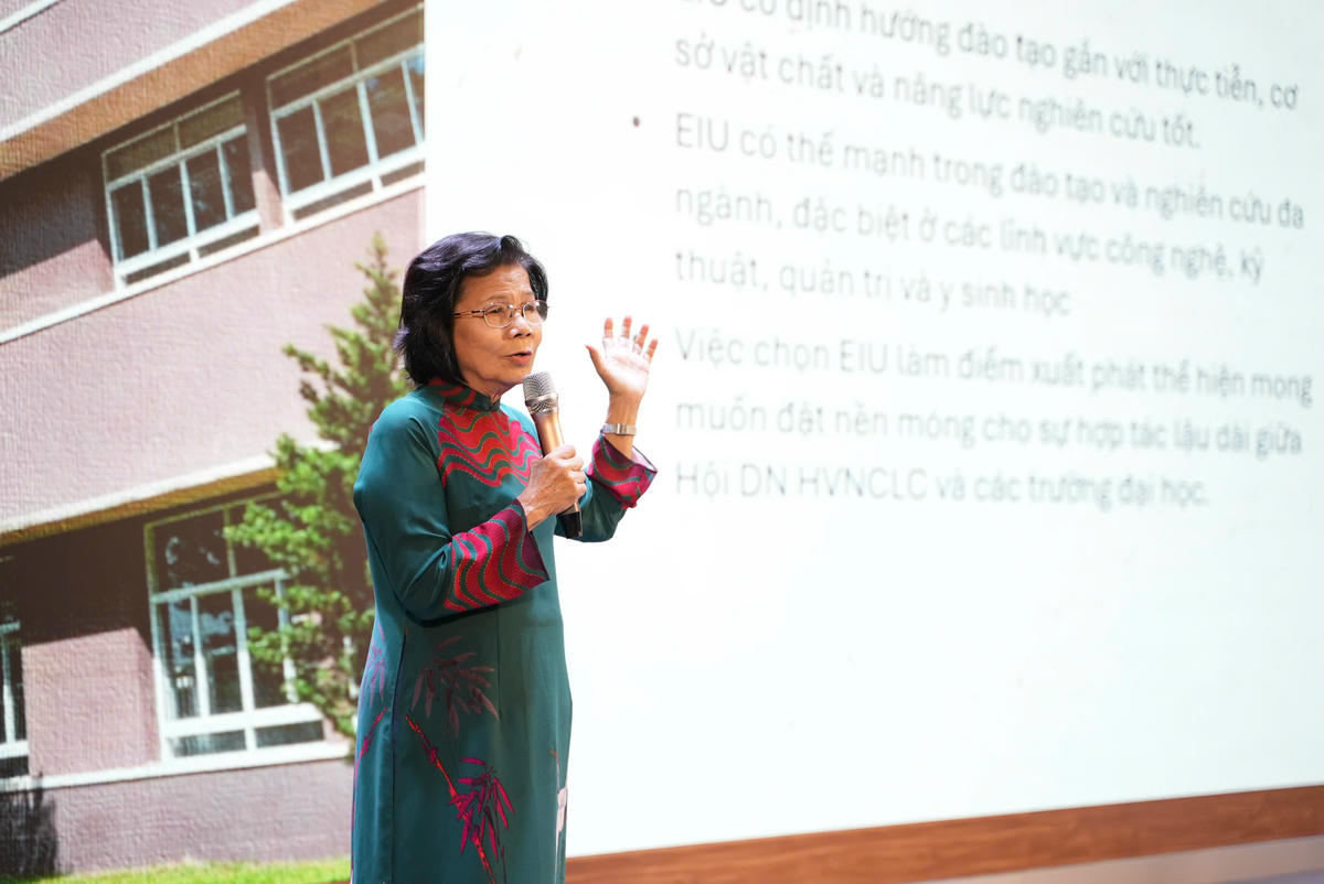 Bà Vũ Kim Hạnh - Chủ tịch Hội Doanh nghiệp hàng Việt Nam chất lượng cao nói về vai trò của nhà trường trong đào tạo nguồn nhân lực xanh. Ảnh: T.Q