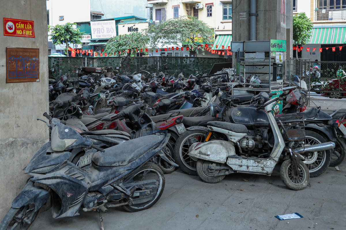 Khu vực trụ T9 còn sót lại nhiều chiếc xe cũ nát chưa được di dời.