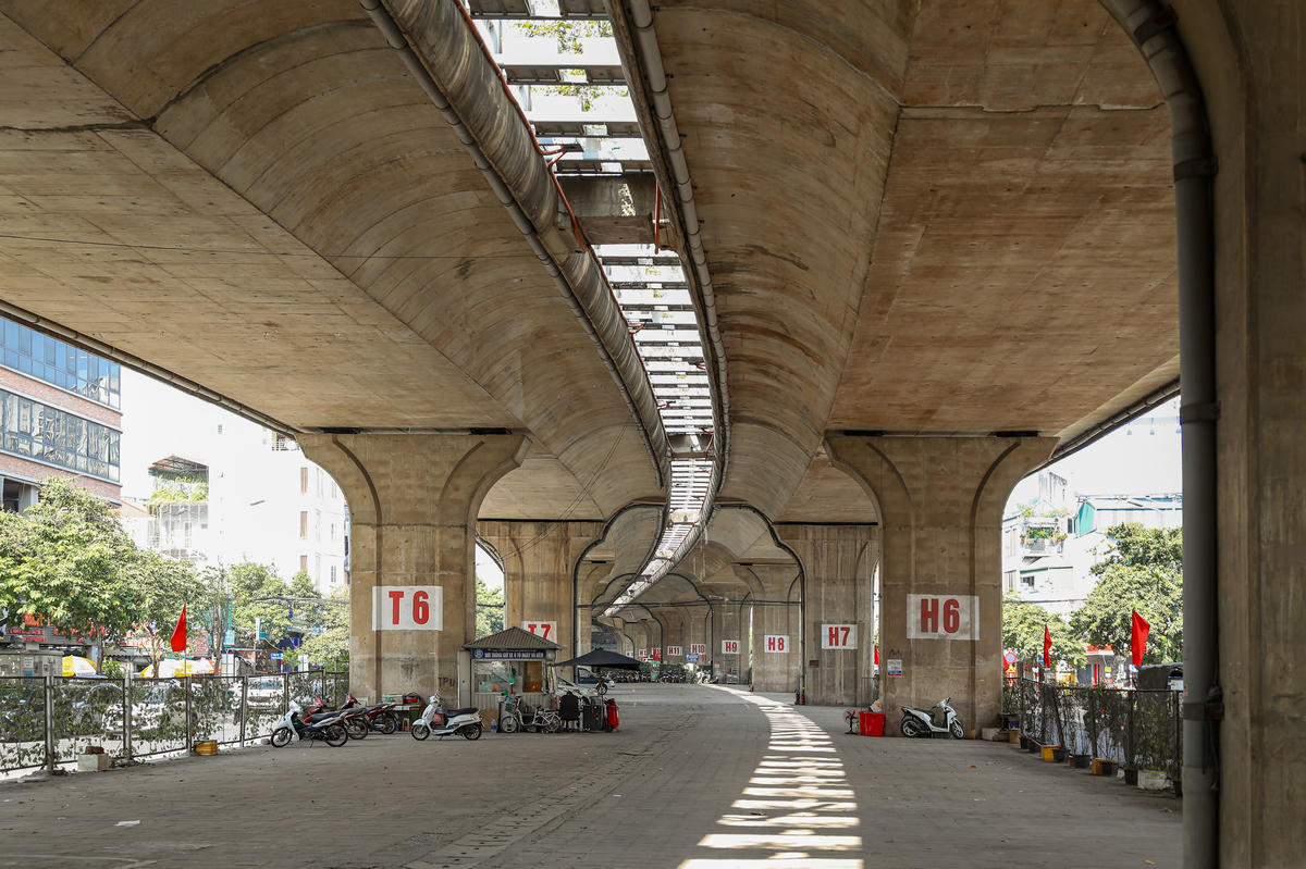 Khung cảnh dưới gầm cầu Vĩnh Tuy giờ trở nên khác lạ so với trước kia.