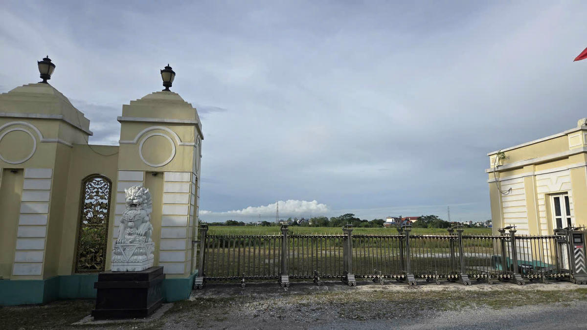 Cổng vào khu đất (từ phía Quốc lộ 10) rộng hơn 20 ha ở phường Thiên Trường, tỉnh Ninh Bình bị bỏ hoang suốt 21 năm qua. Ảnh: Duy Hưng.