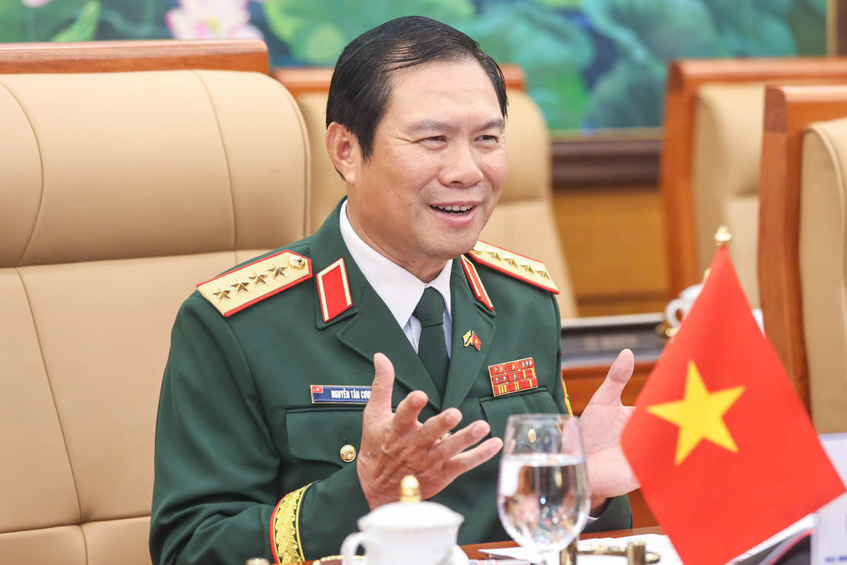 Đại tướng Nguyễn Tân Cương phát biểu tại cuộc hội đàm. 