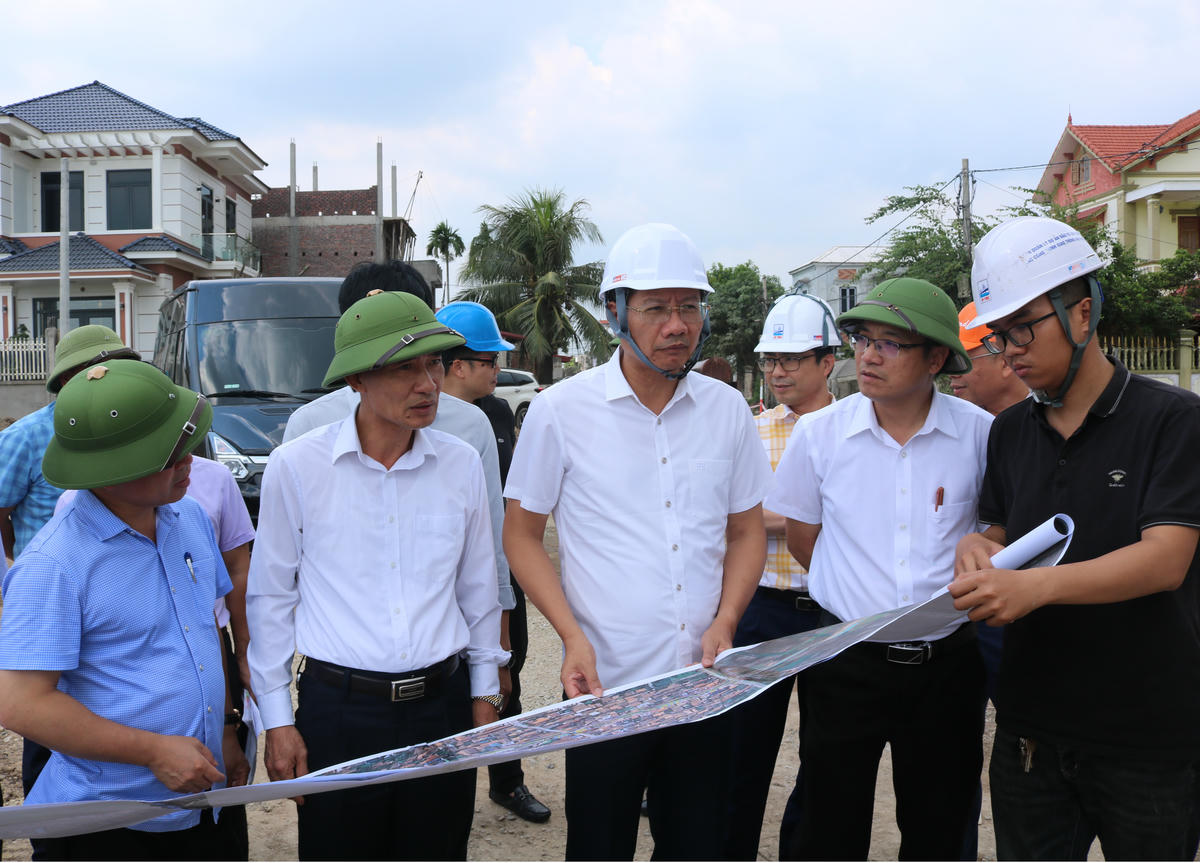 Phó Chủ tịch Thường trực UBND thành phố Lê Anh Quân kiểm tra thực địa dự án. Ảnh: VC.