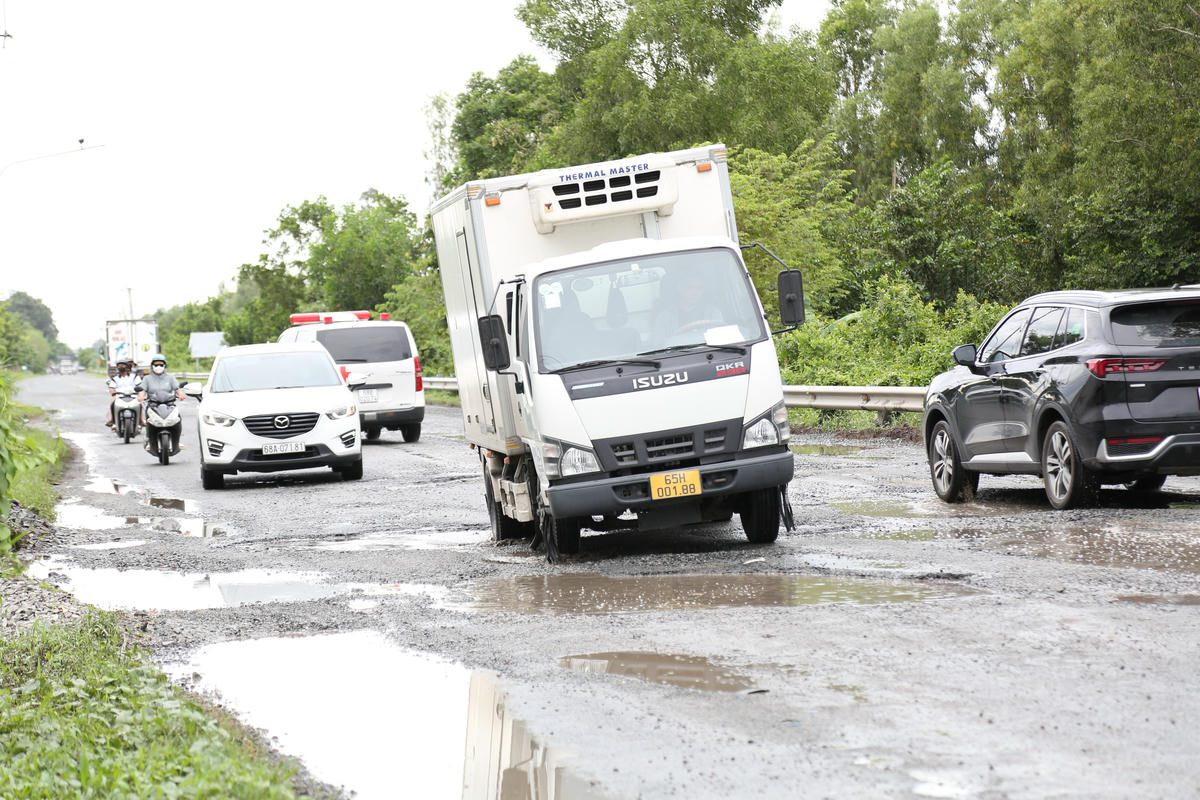 Bộ Xây dựng cho rằng, hiện nay UBND tỉnh An Giang có trách nhiệm quản lý, khai thác, bảo trì và đầu tư Quốc lộ 61. Do đó, Bộ Xây dựng đề nghị Đoàn đại biểu Quốc hội và cử tri tỉnh An Giang có ý kiến với UBND tỉnh An Giang nghiên cứu, bố trí vốn sửa chữa, nâng cấp Quốc lộ 61.  (ảnh: Thanh Tiến)