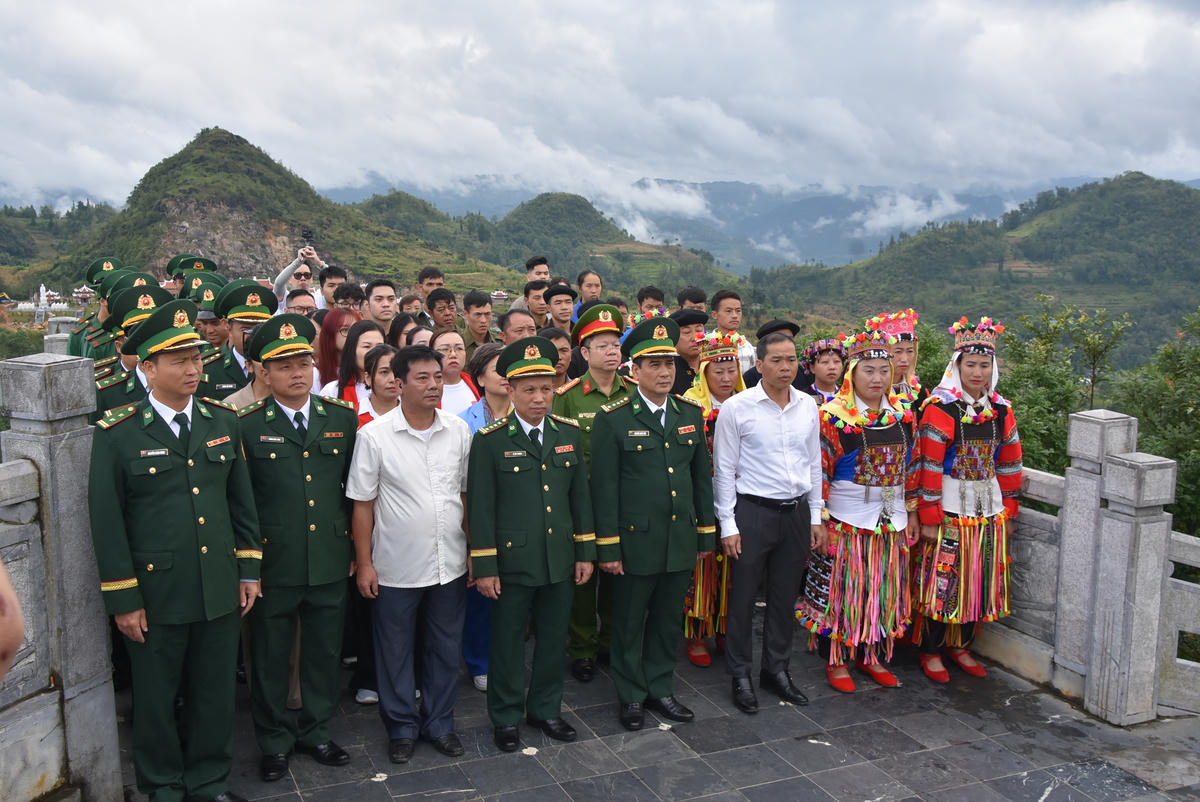 Báo Đại đoàn kết và Đoàn công tác thực hiện nghi lễ Chào cờ tại Cột cờ Quốc gia Lũng Cú.