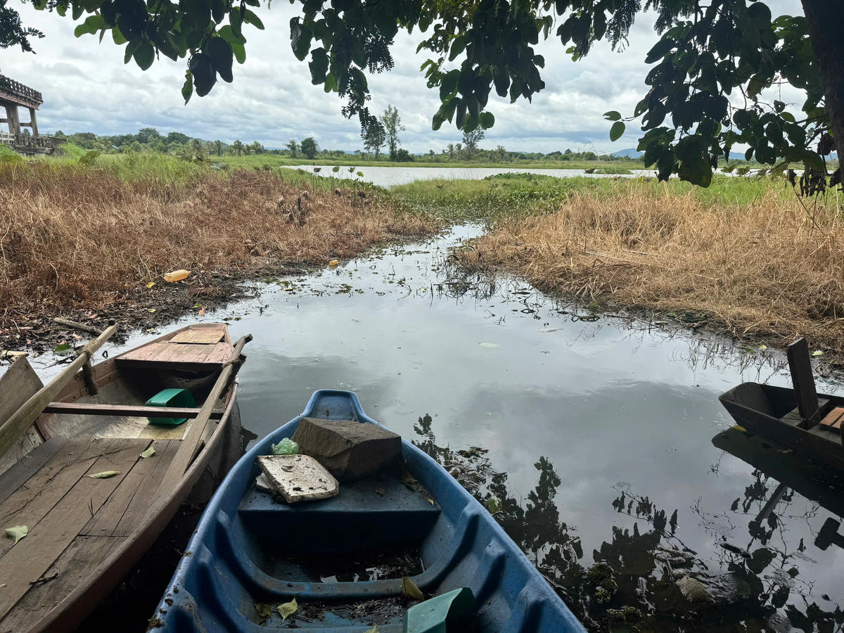 Người dân xả nước thải đen ra hồ. Ảnh: Thanh Nga.