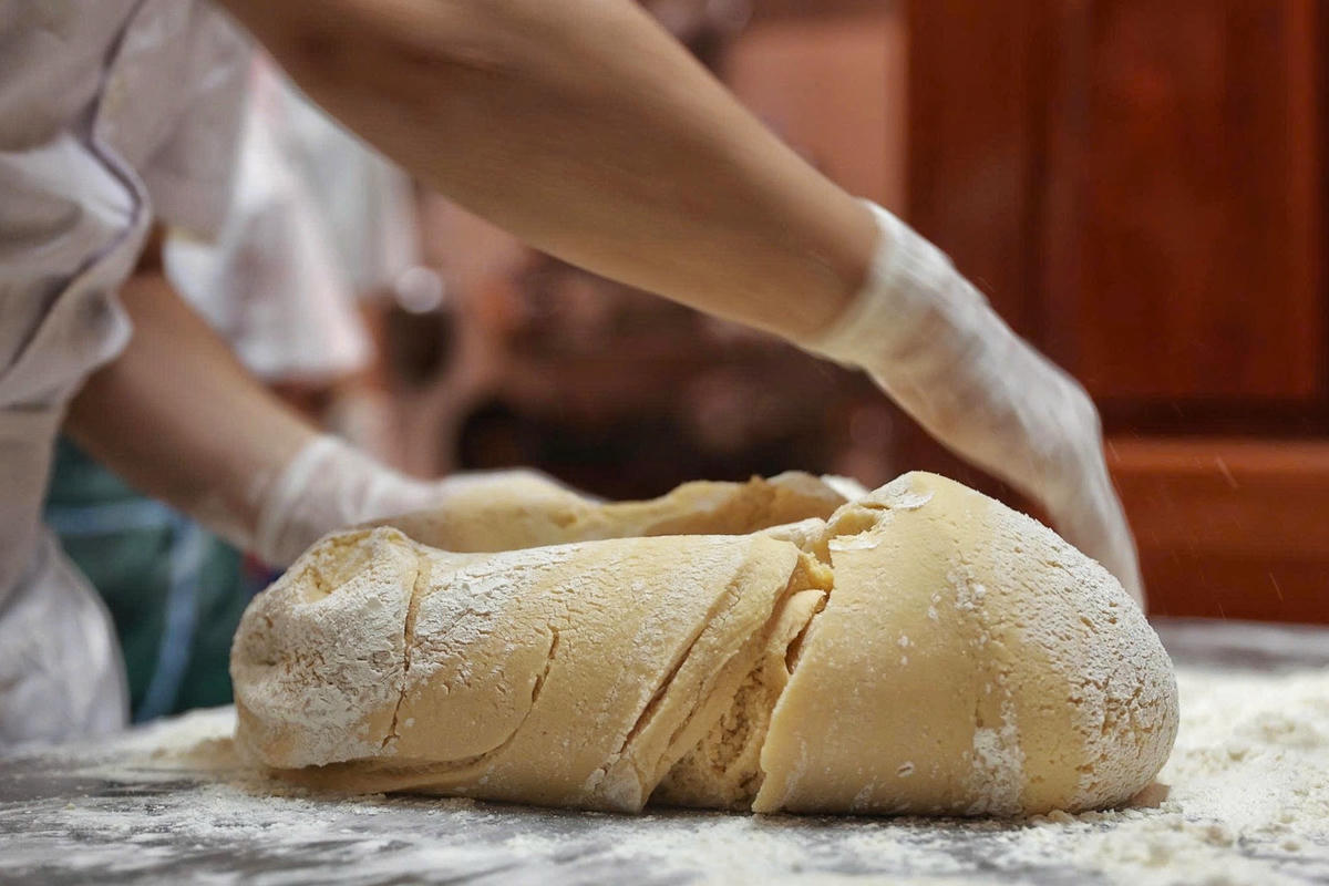 Quy trình làm bánh Trung Thu hút khách ở làng Xuân Đỉnh mỗi dịp Tết Trung thu