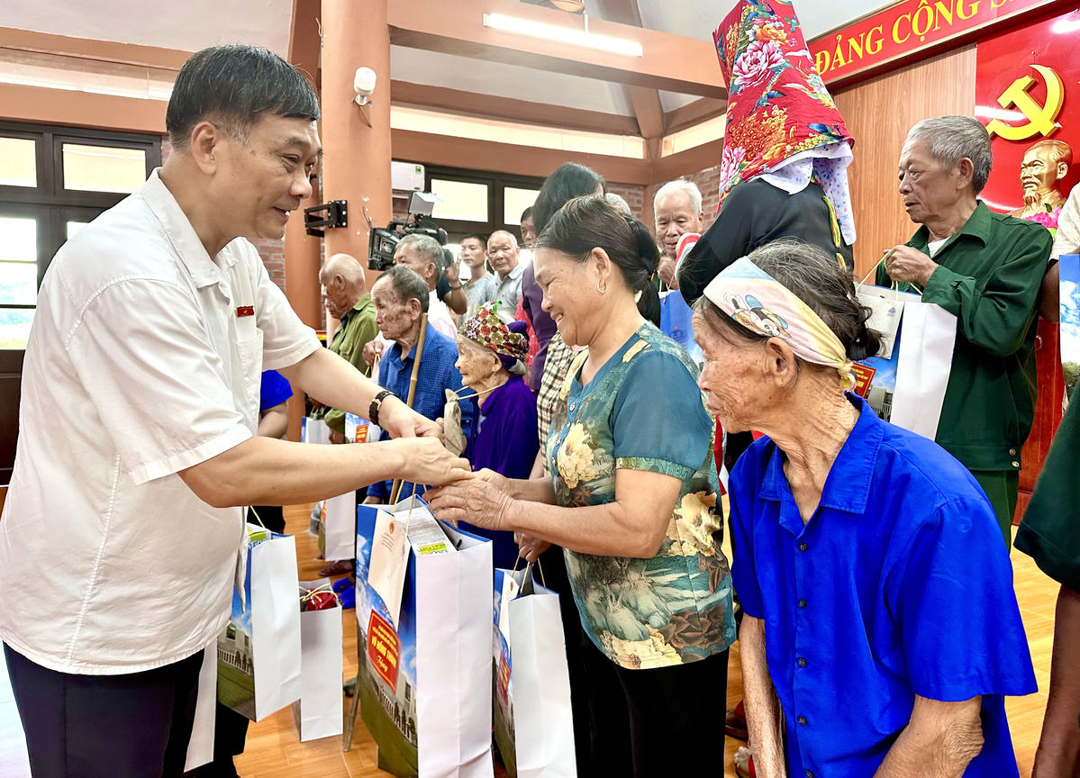 Phó Chủ tịch Quốc hội Vũ Hồng Thanh trao quà cho các hộ gia đình chính sách, hộ khó khăn trên địa bàn xã Lục Hồn. Ảnh: Ngọc Anh.