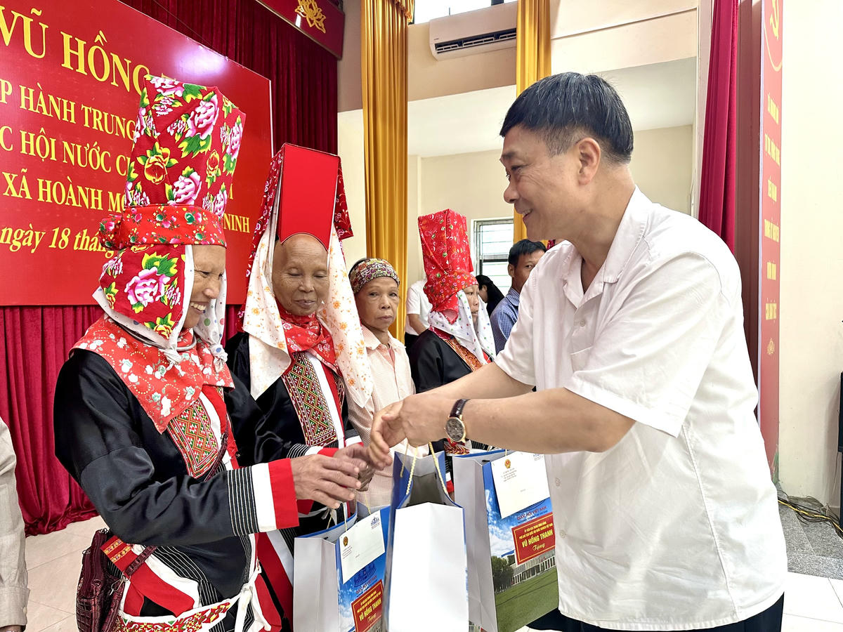 Phó Chủ tịch Quốc hội Vũ Hồng Thanh trao quà cho các hộ gia đình chính sách, hộ khó khăn trên địa bàn xã Hoành Mô. Ảnh: Ngọc Anh