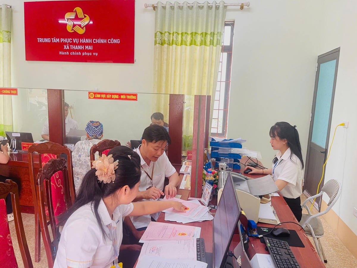 Nghị quyết số 07/2025/NQ-CP quy định chính sách đối với 5 nhóm đối tượng chịu sự tác động do sắp xếp tổ chức bộ máy, đơn vị hành chính các cấp. Ảnh: Anh Vũ.