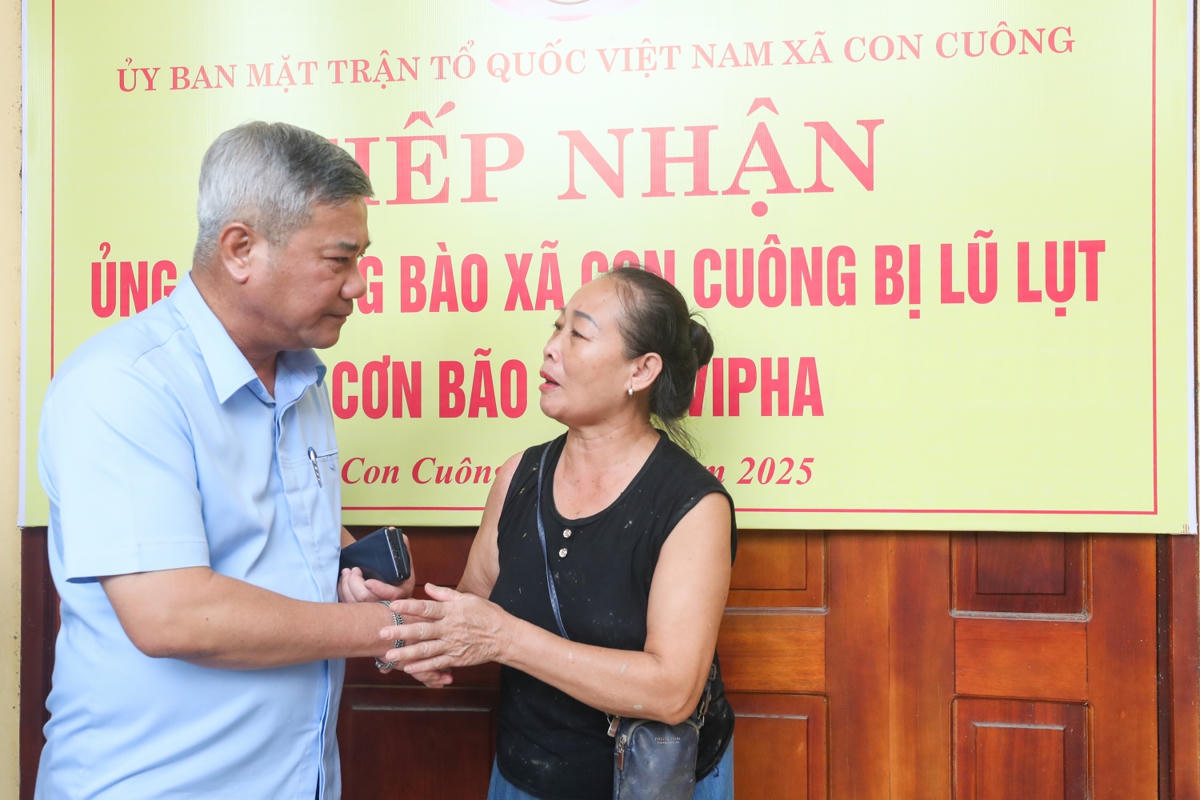 Người dân xã Con Cuông (Nghệ An) xúc động khi gặp đoàn công tác của Petrovietnam