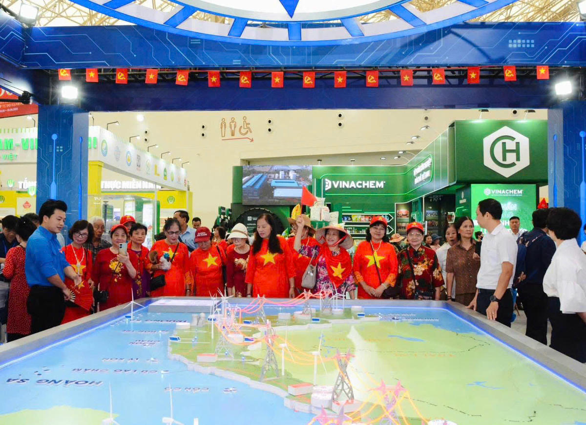 Người dân thăm không gian triển lãm của EVN tại Triển lãm Thành tựu đất nước.