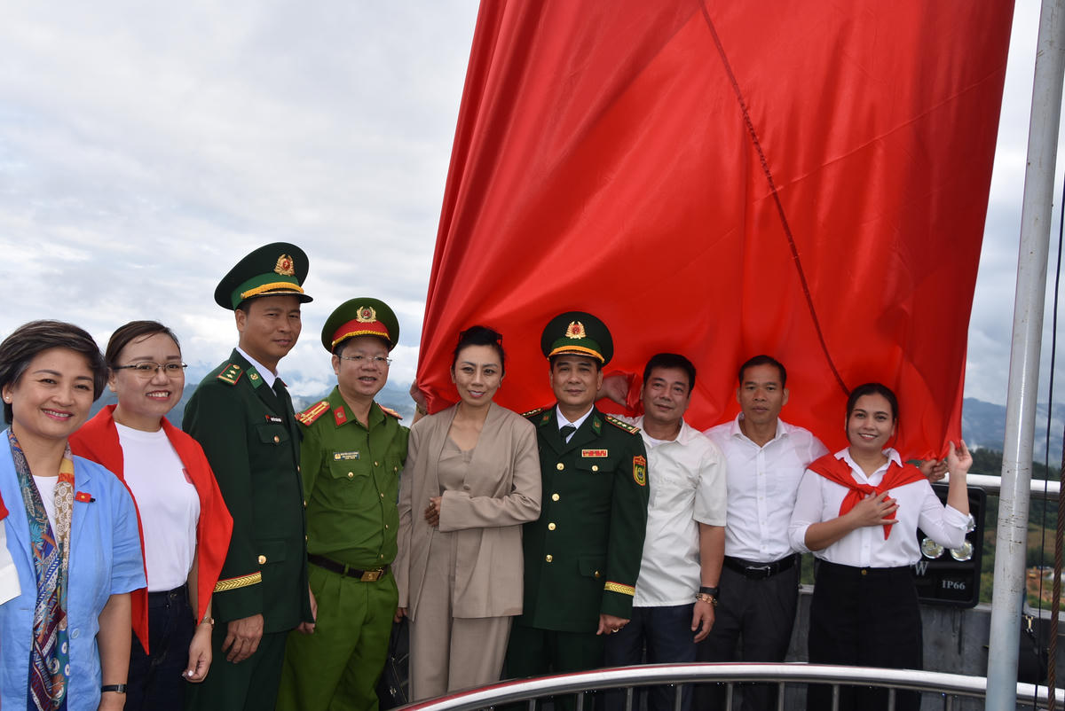 Đại tá Nguyễn Quốc Hiếu, Phó Chủ nhiệm Chính trị Bộ đội Biên phòng chụp ảnh lưu niệm cùng Ban Tổ chức Chương trình "Tự hào Tổ quốc tôi" tại Cột cờ Quốc gia Lũng Cú.