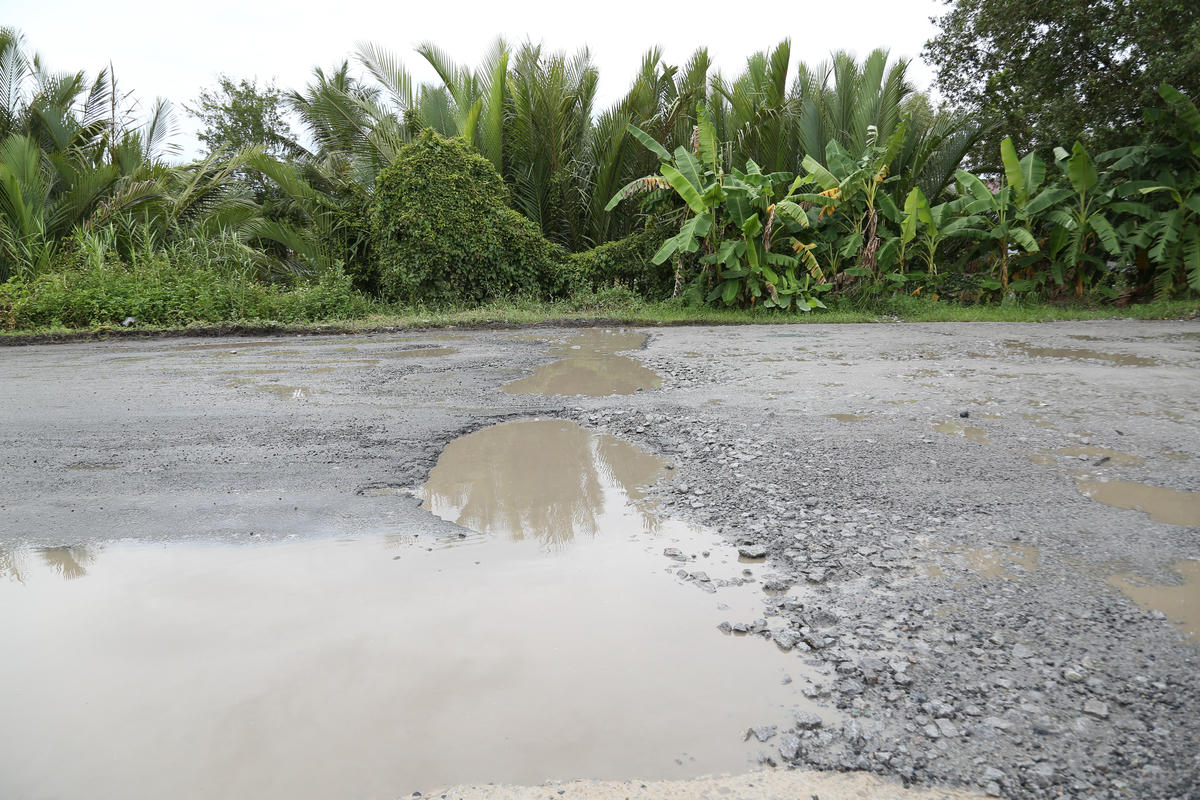 Chủ tịch UBND xã Định Hoà, tỉnh An Giang Ngô Thanh Hùng cho biết, thời gian gần đây mùa mưa, tình trạng xuống cấp trầm trọng hơn như mặt đường sình lầy, nước ứ đọng trong hố.  (ảnh: Thanh Tiến)