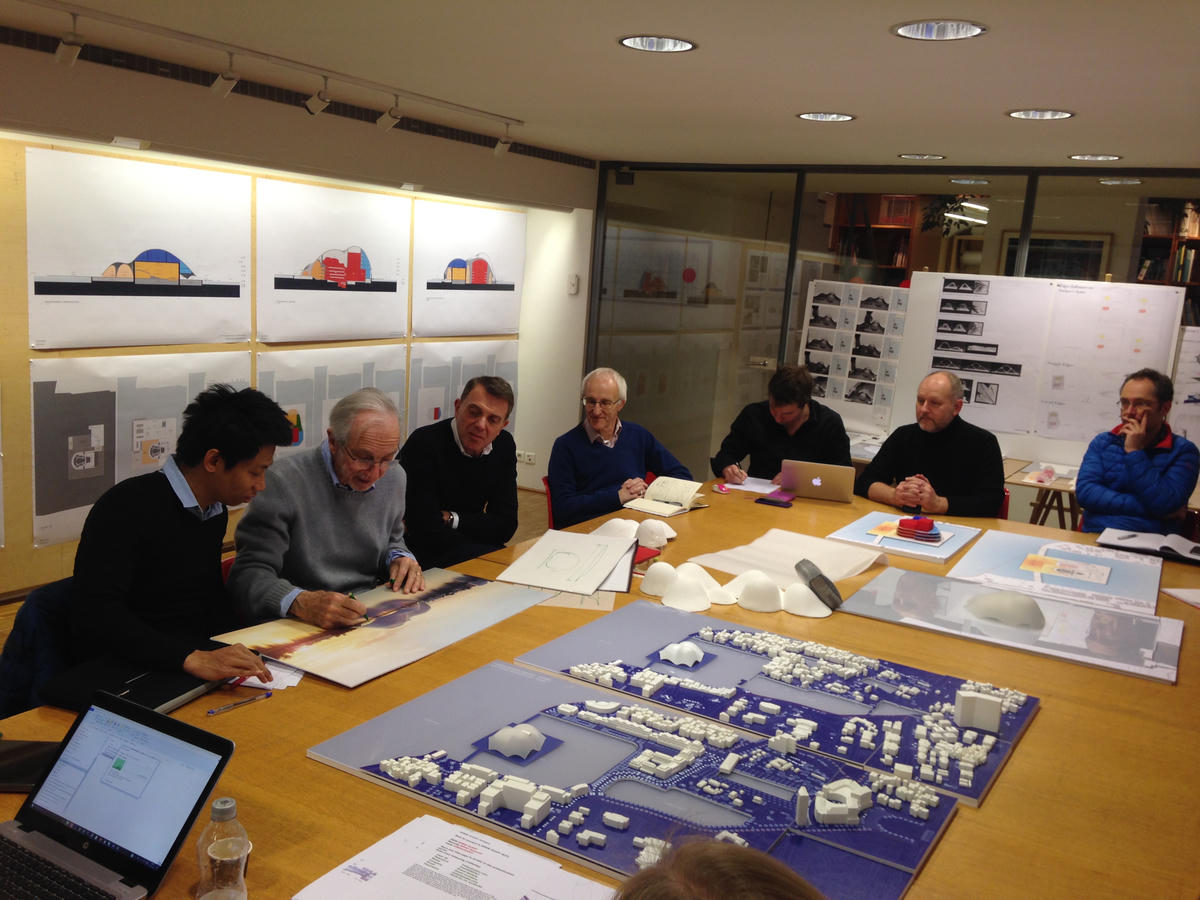 Hình ảnh các kiến trúc sư nước ngoài thảo luận về kiến trúc nhà hát Opera Hà Nội.