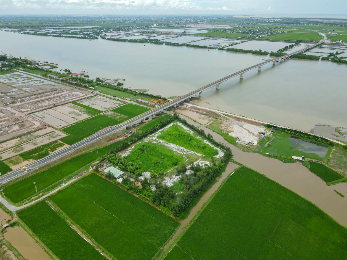 Cầu vượt sông Hồng là một trong những hạng mục trong dự án tuyến đường bộ ven biển Thái Bình được khởi công từ tháng 1/2021, tổng mức đầu tư gần 1.000 tỷ đồng đến nay đã cơ bản hoàn thành, chờ thông xe. Ảnh: Đình Minh