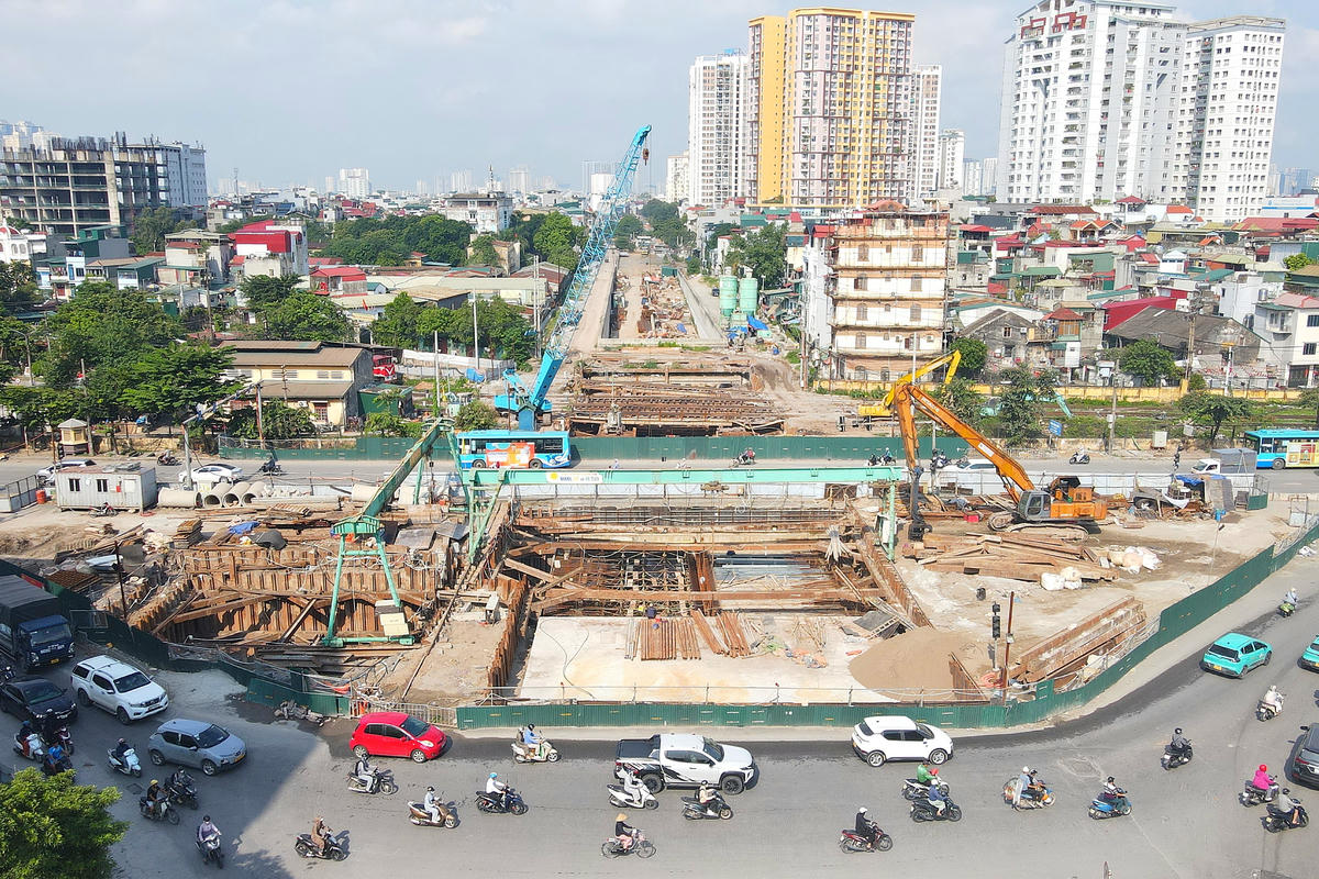 Tháng 10 năm 2022, UBND TP Hà Nội tiến hành khởi công hầm chui qua nút giao Kim Đồng - Giải Phóng. Theo ghi nhận của PV Báo Đại đoàn kết sau gần 3 năm triển khai, dự án đã hoàn thành được nhiều hạng mục lớn. Trên công trường huy động hàng chục công nhân cùng máy móc hiện đại thi công 3 ca liên tục.